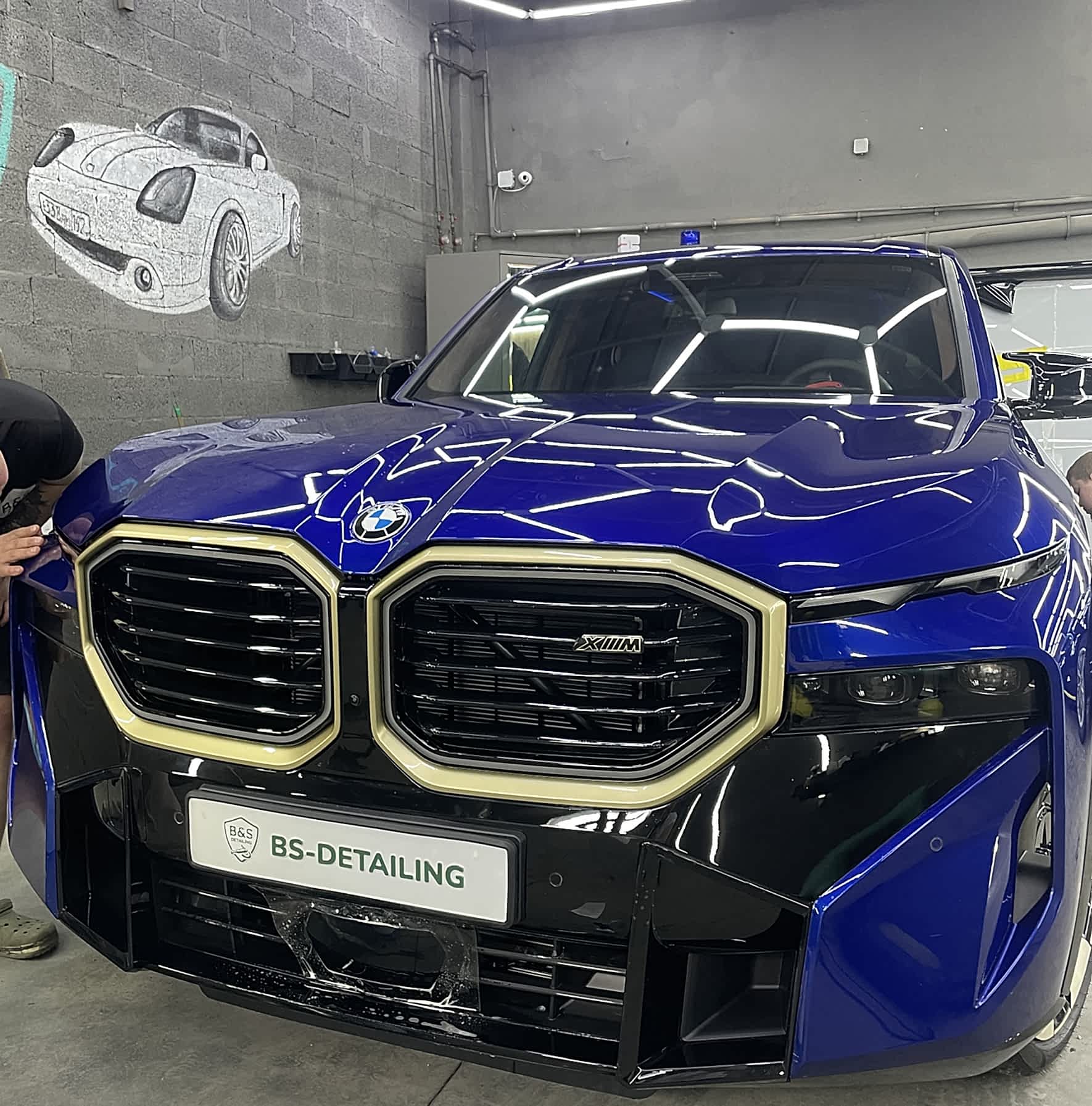 Полная оклейка полиуретановой пленкой 260 мкн BMW XM 1 BMW XM-1